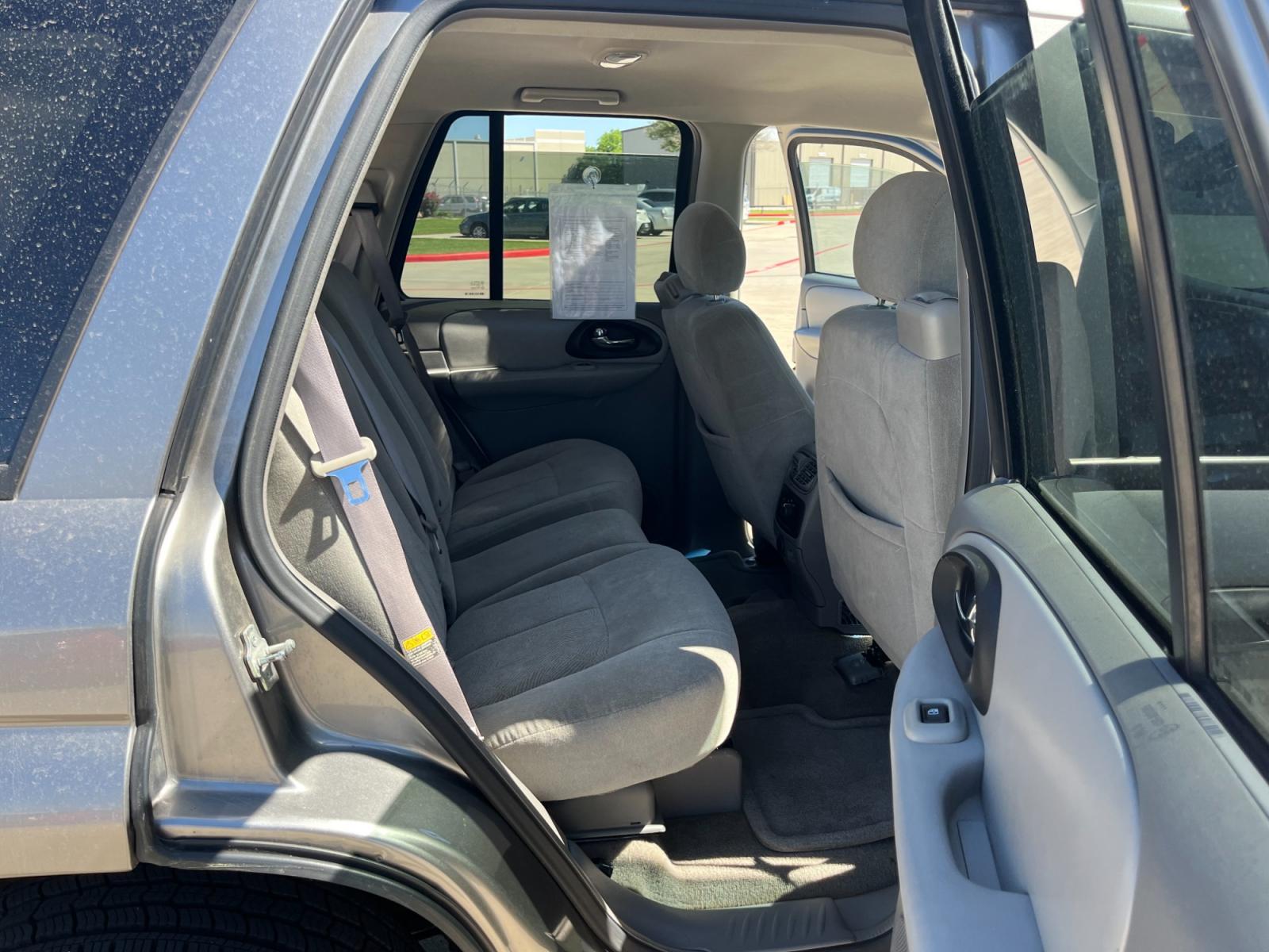 2005 GRAY /gray Chevrolet TrailBlazer LS 2WD (1GNDS13S052) with an 4.2L L6 DOHC 24V engine, 4-Speed Automatic Overdrive transmission, located at 14700 Tomball Parkway 249, Houston, TX, 77086, (281) 444-2200, 29.928619, -95.504074 - Photo #12